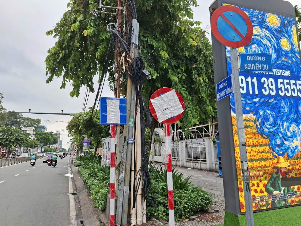 Các biển bao giao thông mới được lắp trên đường Cách Mạng Tháng Tám giao Nguyễn Du.  Ảnh: Minh Quân