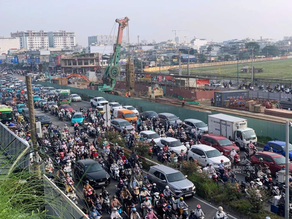Xe cộ ùn ứ trên đường Trường Chinh khi rào chắn thi công Metro số 2 TPHCM.   Ảnh: Anh Tú (chụp ngày 16.9.2026)