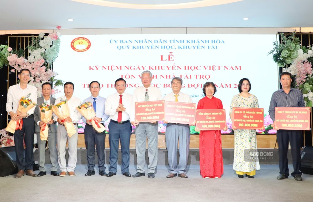 Vice Chairman of Khanh Hoa Provincial People's Committee presents flowers in gratitude to units that have supported education promotion and talent encouragement activities to support students on September 20. Photo: Phuong Linh