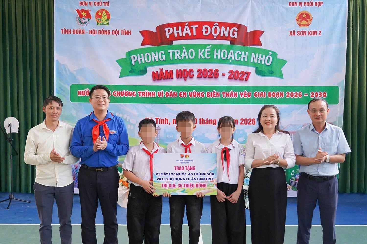 The organizing committee presents gifts to contribute to caring for children in Son Kim border commune 2. Photo: Ha Tinh Provincial Youth Union