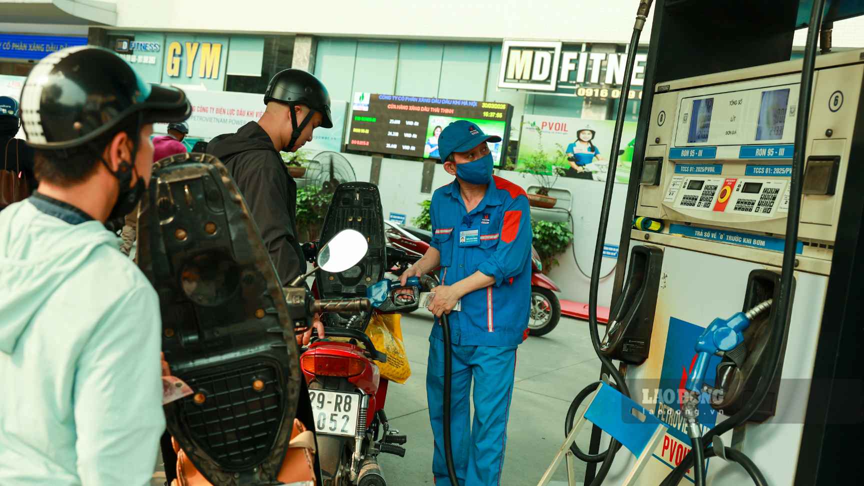 Les prévisions des prix de l'essence et du pétrole lors de la prochaine période de régulation des prix pourraient fluctuer en fonction de la situation mondiale. Photo: Hải Nguyễn