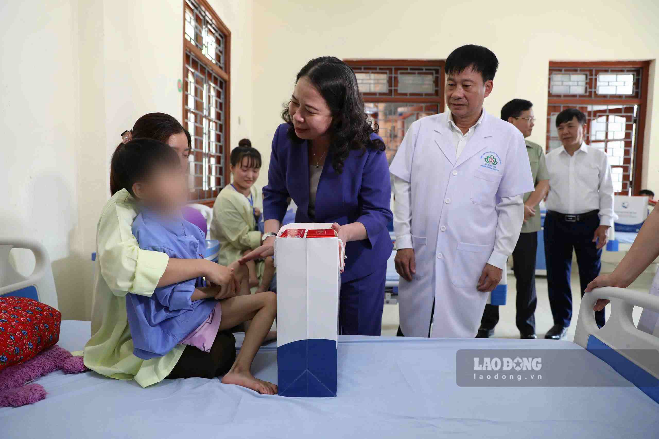 Vice President Vo Thi Anh Xuan presents Mid-Autumn gifts to young children being treated at Tuyen Quang Provincial Rehabilitation Hospital. Photo: Quang Cuong.