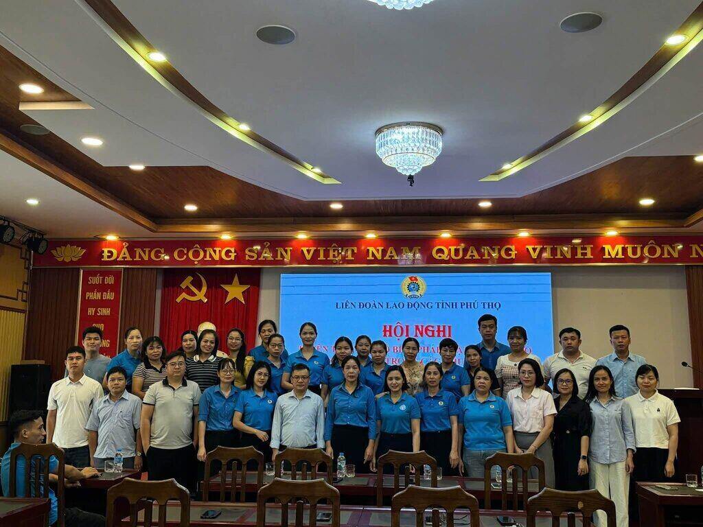 La Fédération du travail de la province de Phú Thọ organise une conférence de propagande et de diffusion de la loi auprès des responsables syndicaux de base. Photo: Fédération du travail de Phú Thọ