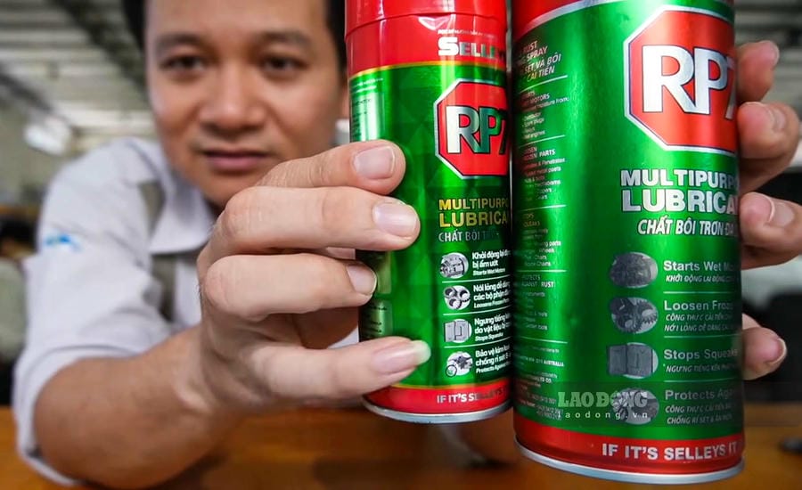 Mr. Tran Minh Tien - lecturer of Automotive Technology, Dung Quat College of Technology (Quang Ngai) guides how to identify genuine RP7 spray bottles. Photo: Tung Giang