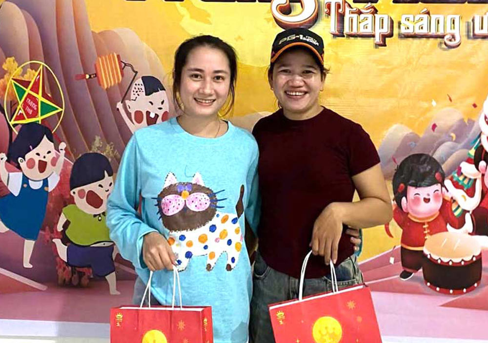 The grassroots trade union of Domex Quang Nam Co., Ltd. presented 1,322 Mid-Autumn cakes to union members and workers. Photo: Da Nang Trade Union
