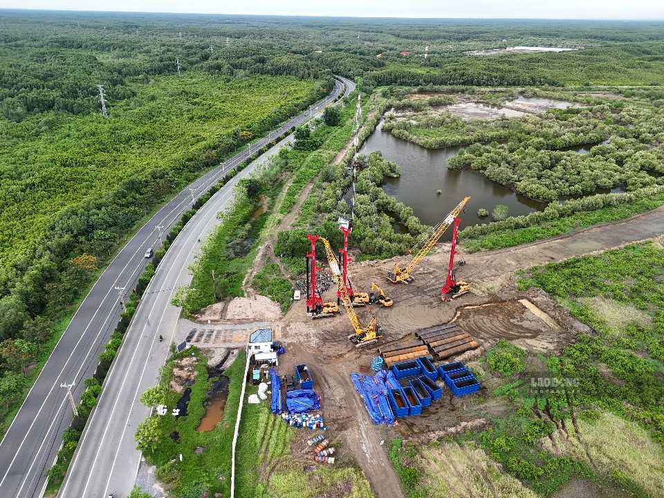Construction machinery gathering for the Ben Thanh - Can Gio Metro project (HCMC) in August 2026. Photo: Anh Tu