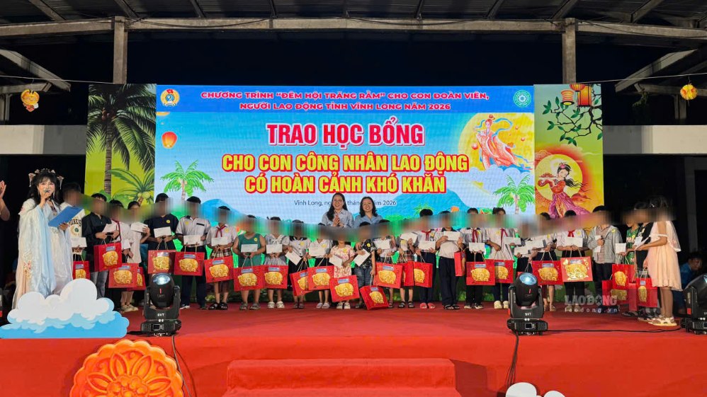 Bà Thái Thu Xương - Phó Chủ tịch Tổng Liên đoàn Lao động Việt Nam và bà Nguyễn Thị Hồng Nhung - Phó Chủ tịch Thường trực Ủy ban Mặt trận Tổ quốc Việt Nam tỉnh Vĩnh Long trao học bổng, quà Trung thu cho con đoàn viên, người lao động. Ảnh chụp ngày 20.9.2026 tại “Đêm hội Trăng Rằm“. Ảnh: Hoàng Lộc
