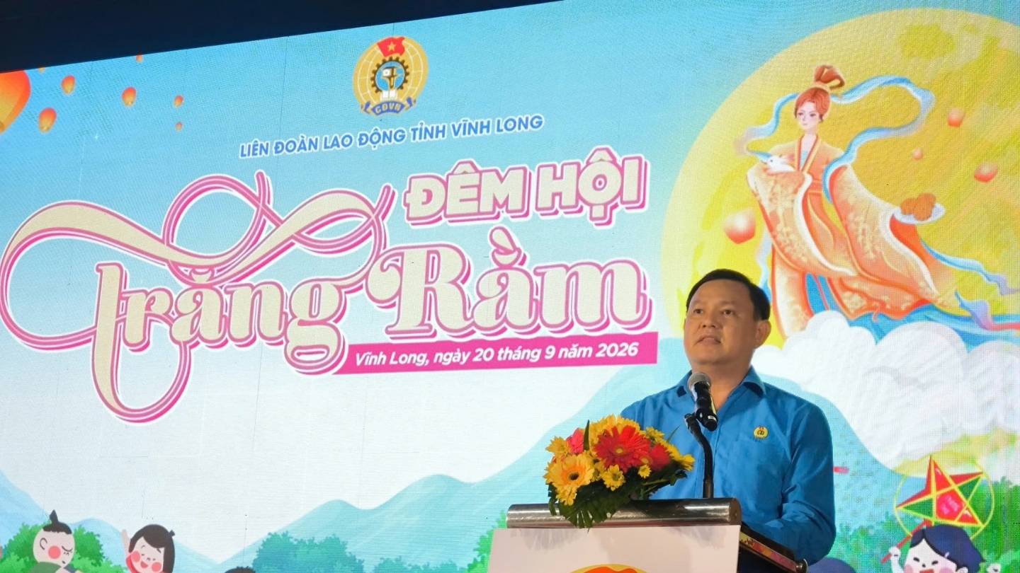 Mr. Nguyen Phuc Linh - Chairman of Vinh Long Provincial Labor Federation speaking at the Mid-Autumn Festival Night 2026. Photo taken on September 20, 2026 at the "Mid-Autumn Festival Night". Photo: Vinh Long Provincial Labor Federation
