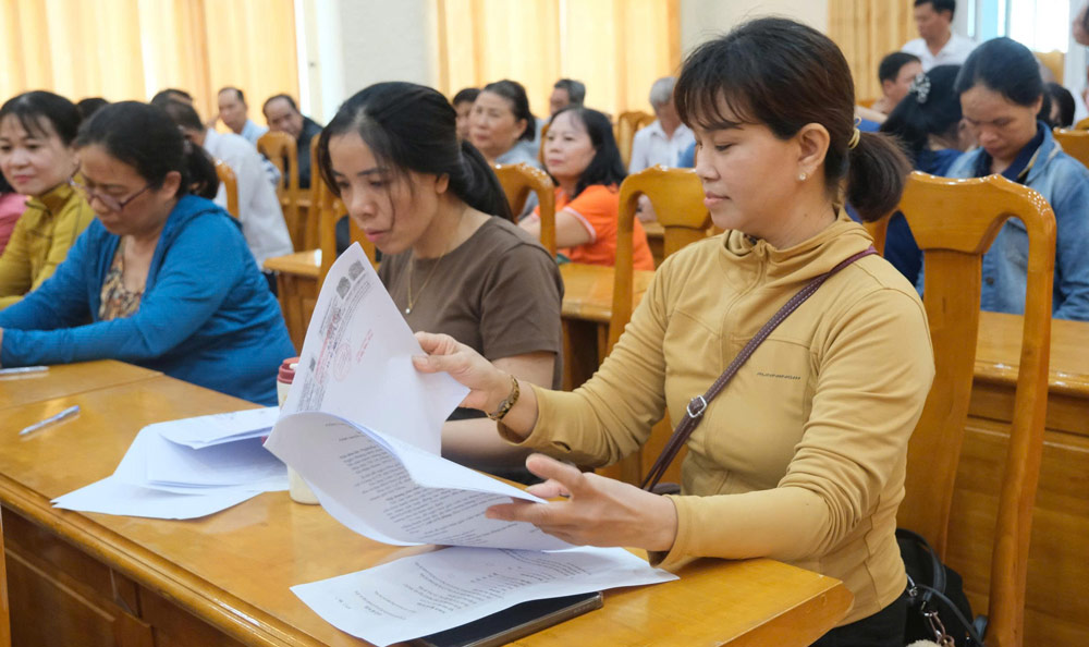 Người lao động Công ty TNHH May Minh Hoàng 2 làm hồ sơ khởi kiện doanh nghiệp đòi quyền lợi. Ảnh: Công đoàn Đà Nẵng