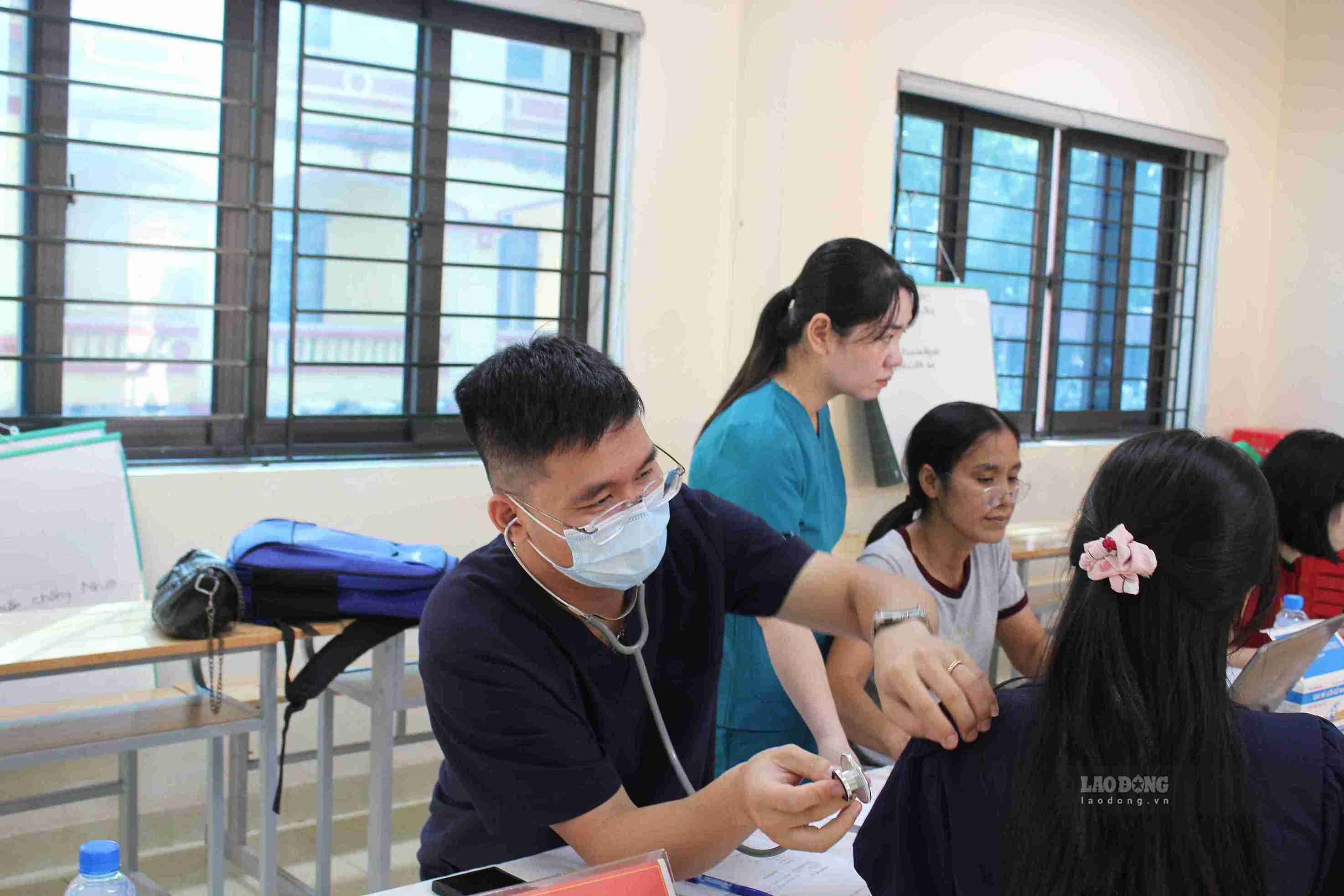 Health check-up and consultation session for nearly 1,500 Kim Dong High School students. Photo: Mai Huong