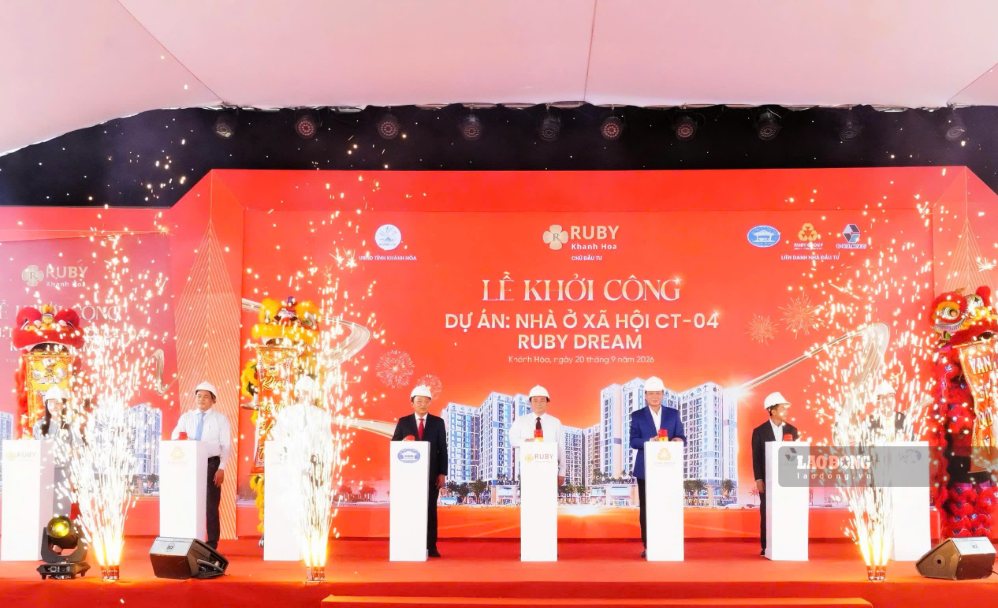 Delegates press the button to start the social housing project of 833 units in Nha Trang ward on September 20. Photo: Phuong Linh