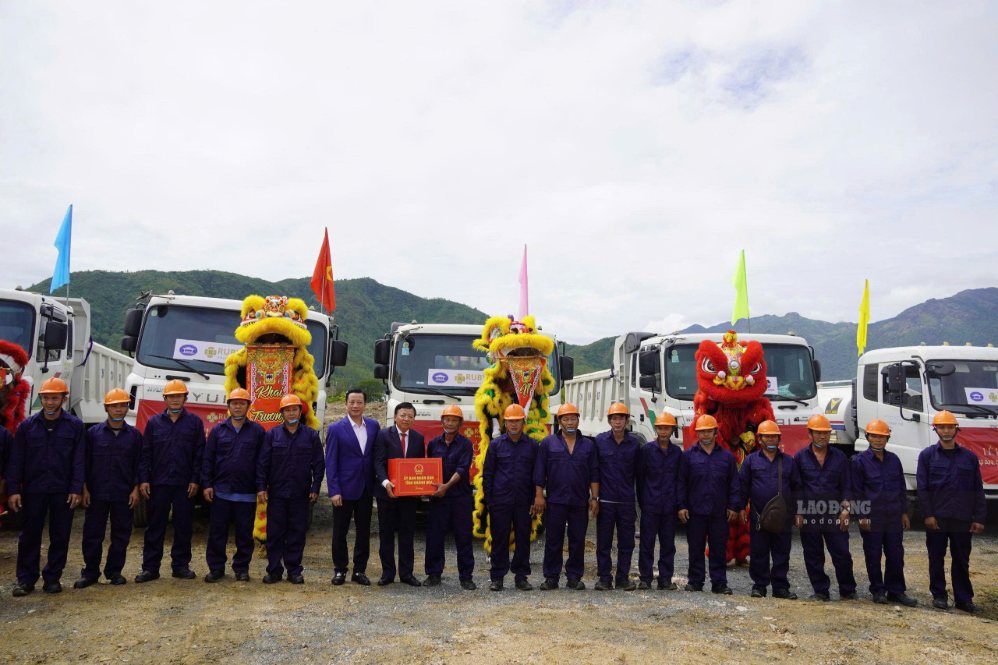 Ông Lê Huyền - Phó Chủ tịch UBND tỉnh Khánh Hòa tặng quà công nhân lao động tham gia xây dựng dự án nhà ở xã hội CT-04 ngày 20.9. Ảnh: Phương Linh