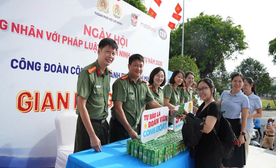 The Organizing Committee presents gifts to workers participating in "Workers' Day with Law and Security and Order", August 9, 2026. Photo: Nguyen Huu Toan/Ho Chi Minh City Police Trade Union Board