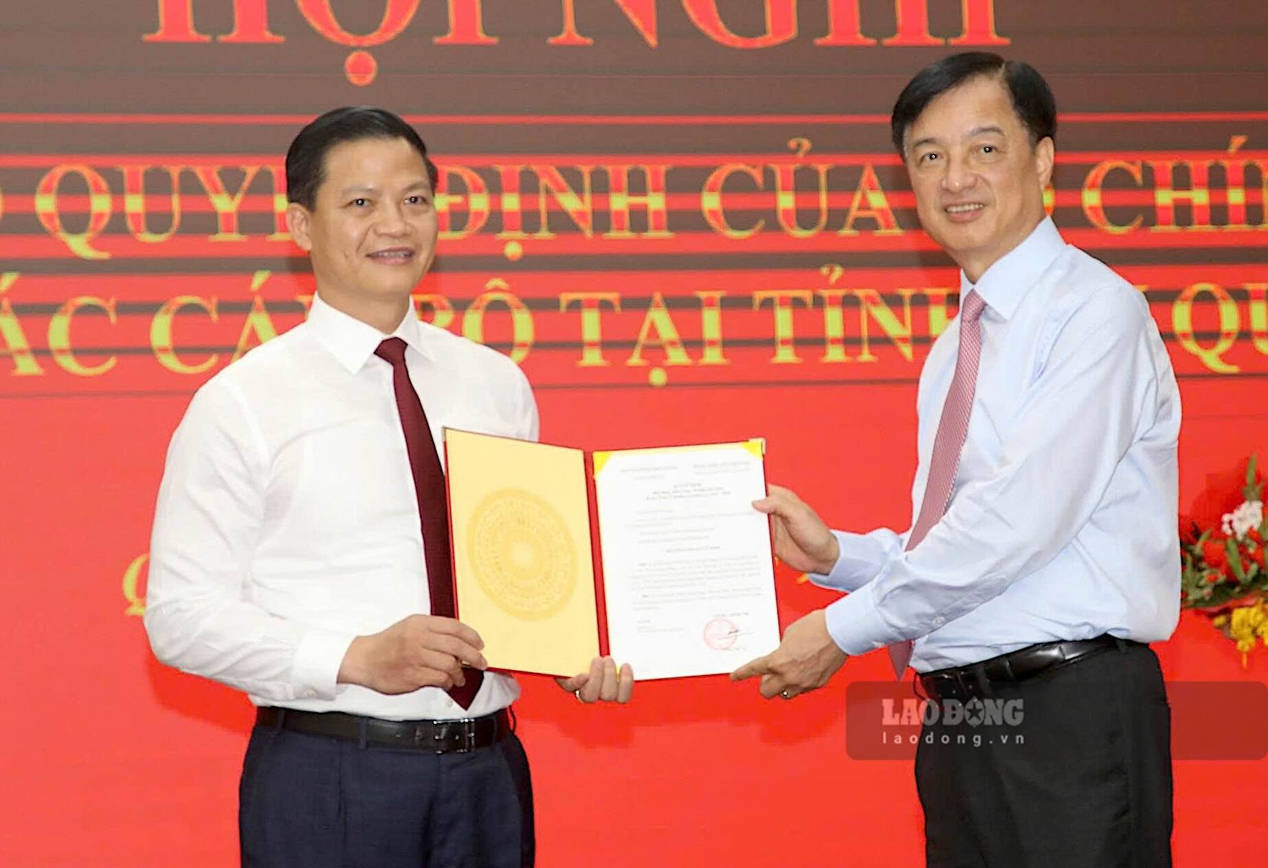 Member of the Politburo, Secretary of the Party Central Committee, Head of the Central Organization Committee Nguyen Duy Ngoc presents the Politburo's decision on the transfer, assignment, and appointment of Mr. Vuong Quoc Tuan to hold the position of Secretary of Quang Tri Provincial Party Committee. Photo: Cong Sang