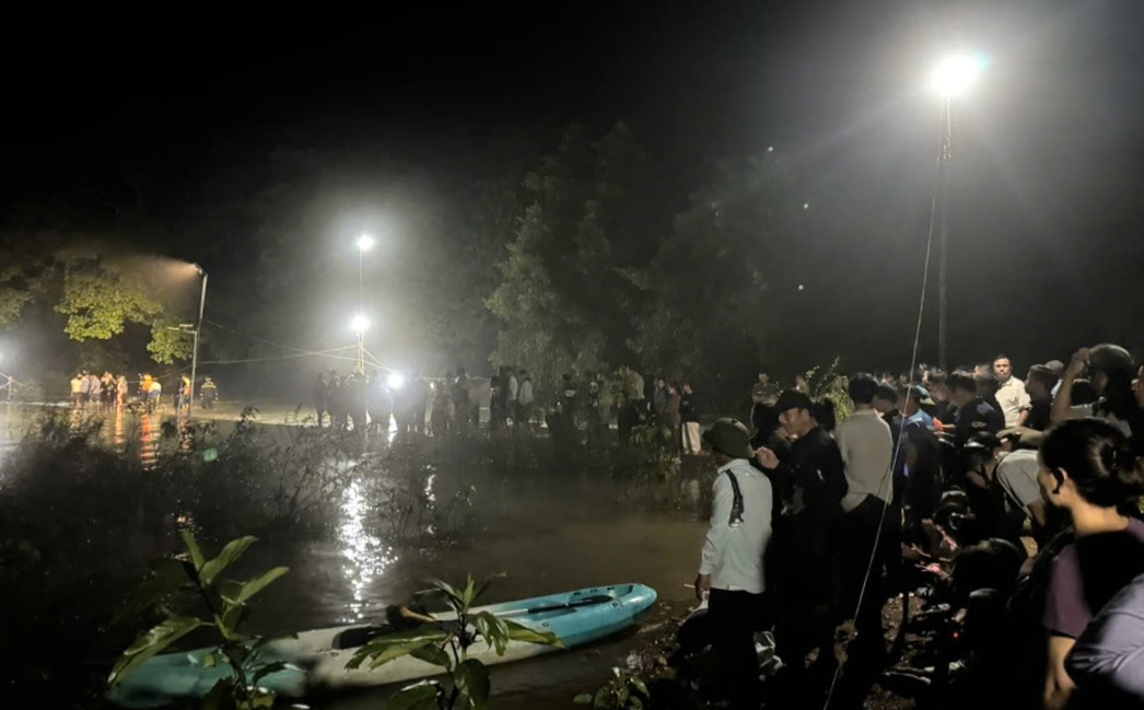 Functional forces are searching for the male student swept away by water. Photo: Phong Nha Commune People's Committee