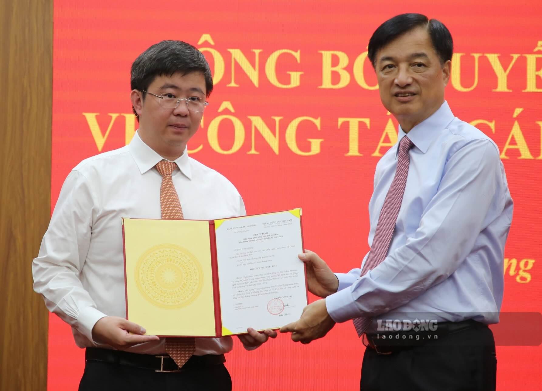 Member of the Politburo, Secretary of the Party Central Committee, Head of the Central Organization Committee Nguyen Duy Ngoc presents the Politburo's decision on the transfer, assignment, and appointment of Mr. Bui Hoang Phuong to hold the position of Deputy Secretary of Quang Tri Provincial Party Committee; introduced to be elected to hold the position of Chairman of Quang Tri Provincial People's Committee. Photo: Cong Sang