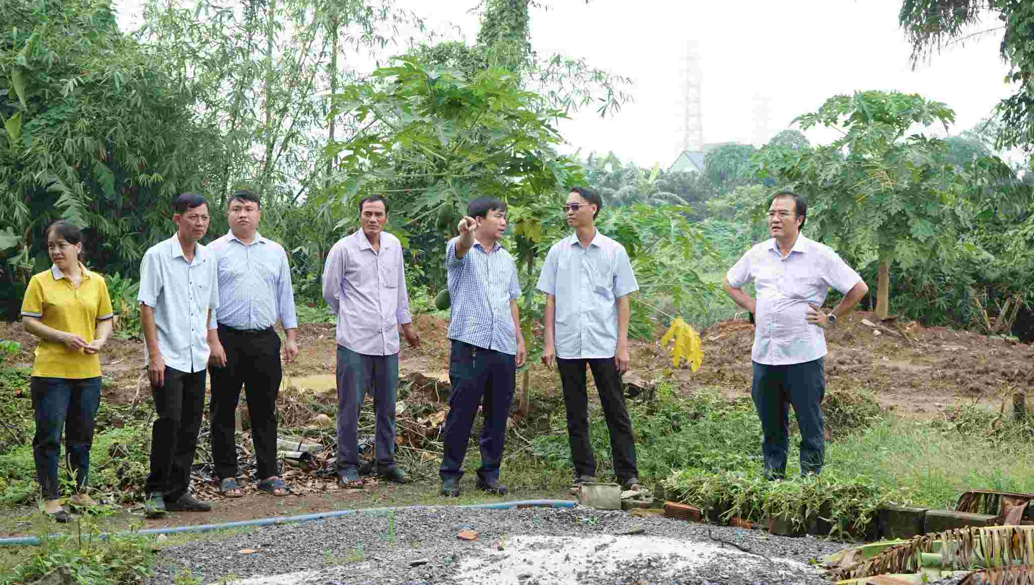 Leaders of Tan Khanh ward mobilize people to receive compensation and hand over land for the Suoi Cai dredging and reinforcement project. Photo: People's Committee of Tan Khanh ward