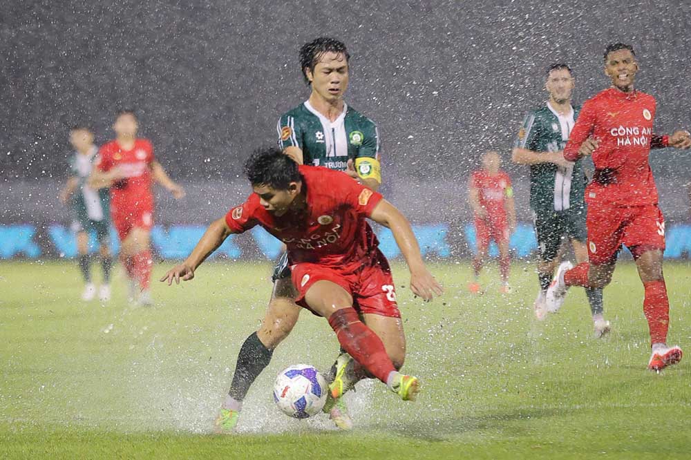 Cong Phuong (blue shirt) was brought onto the field but could not help Dong Nai find a goal against Cong An Hanoi. Photo: Dong Nai Club