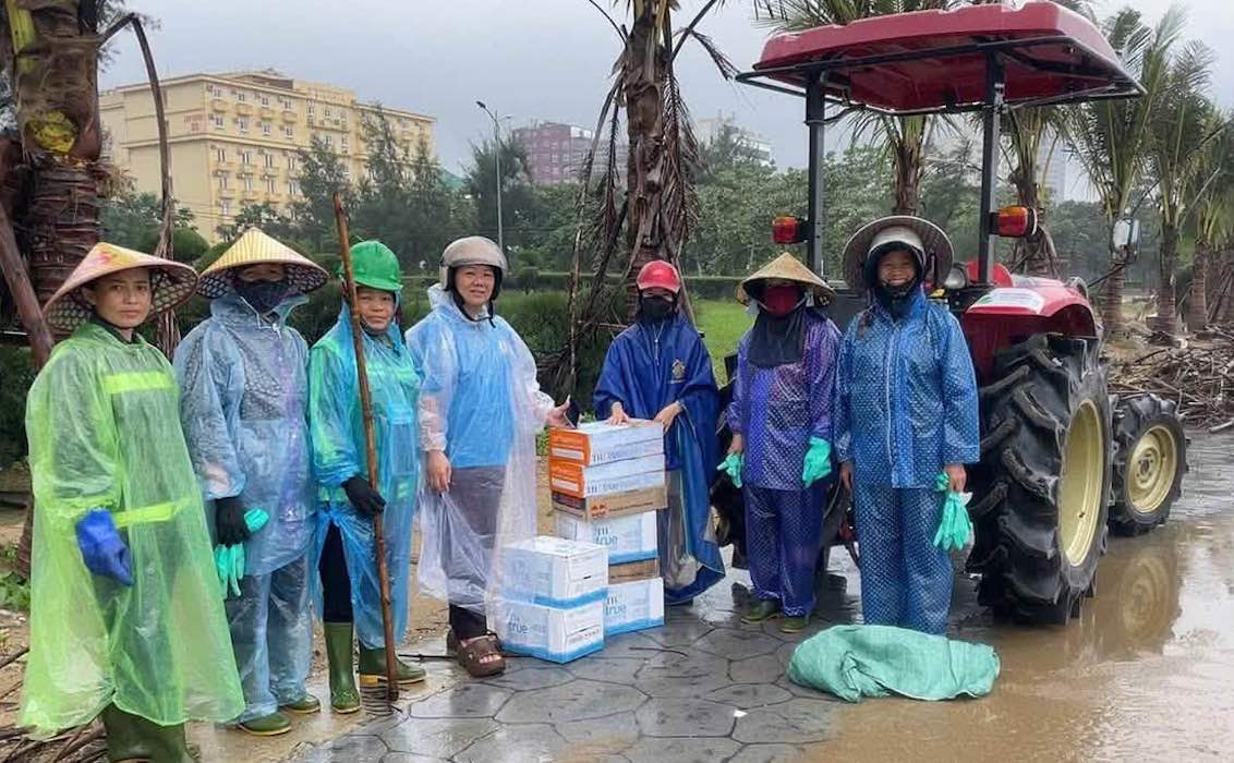 Trade union visits and encourages environmental workers after floods. Photo: Nghe An Trade Union