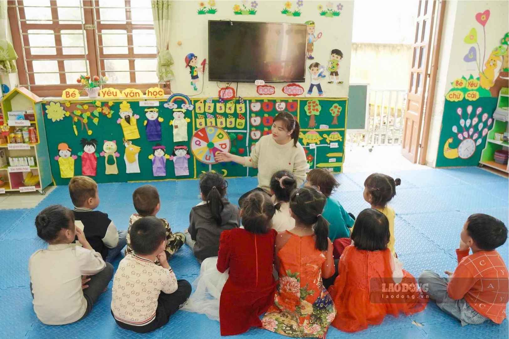 Because the Decree regulating salary, allowance and support policies for teachers has not been promulgated, the policy of ranking teachers' salaries as the highest in the administrative and non-business salary scale system cannot be implemented. Photo: Phuong Anh