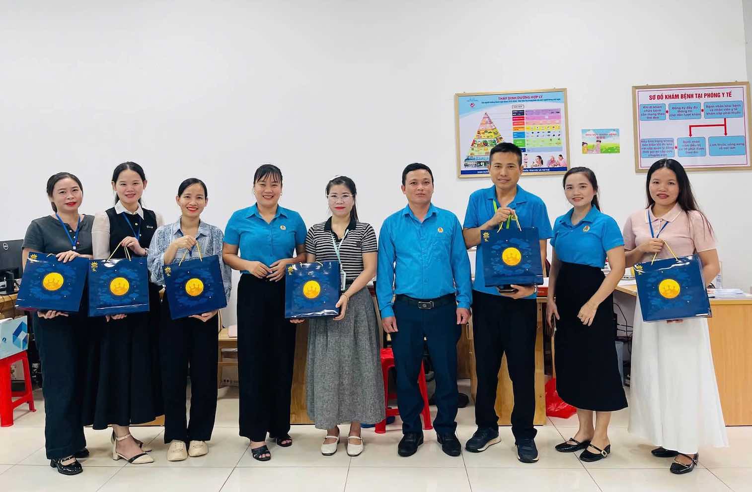 Vietfat Company Trade Union presents 2,800 boxes of Mid-Autumn cakes to union members and workers. Photo: Nghe An Trade Union