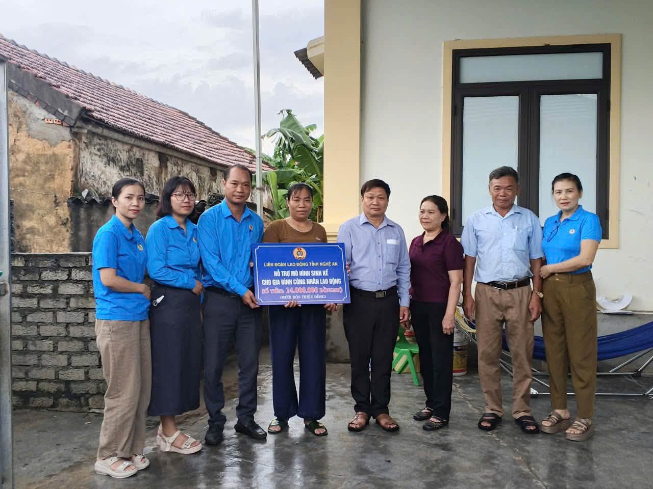 The Trade Union presents 2 livelihood models to support union members in difficult circumstances. Photo: Nghe An Trade Union