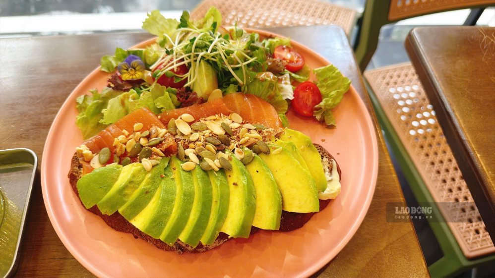 Eating enough safe protein and green vegetables can contribute to effectively helping lower uric acid. Photo: Tra My