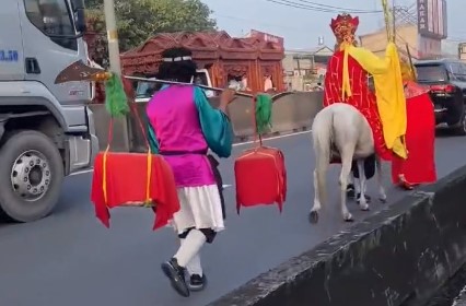 Group of people disguising Tang Sanzang and his disciples moving in the car lane on Phan Van Khai street (HCMC). Photo: People provided