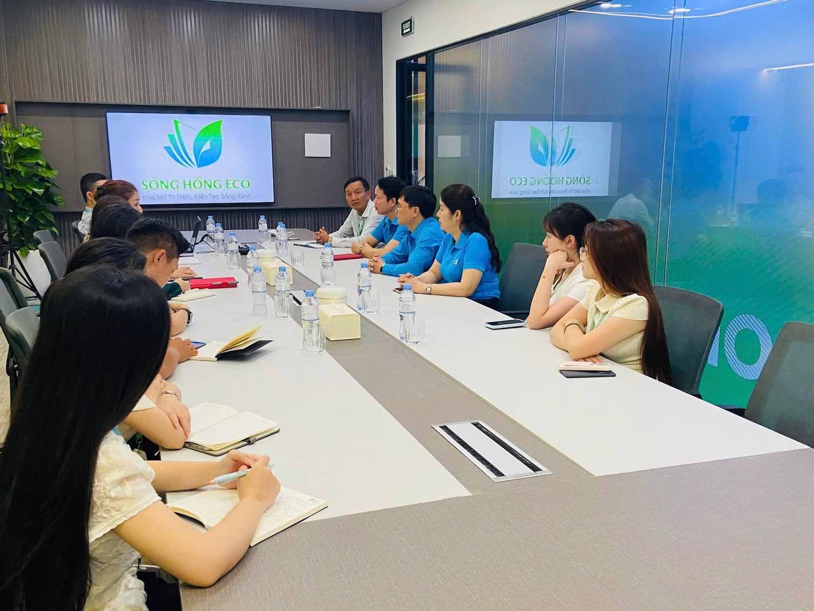 Truong Vinh Ward Trade Union mobilizes the establishment of a grassroots Trade Union at Song Hong Eco Company. Photo: Nghe An Trade Union posted on September 19