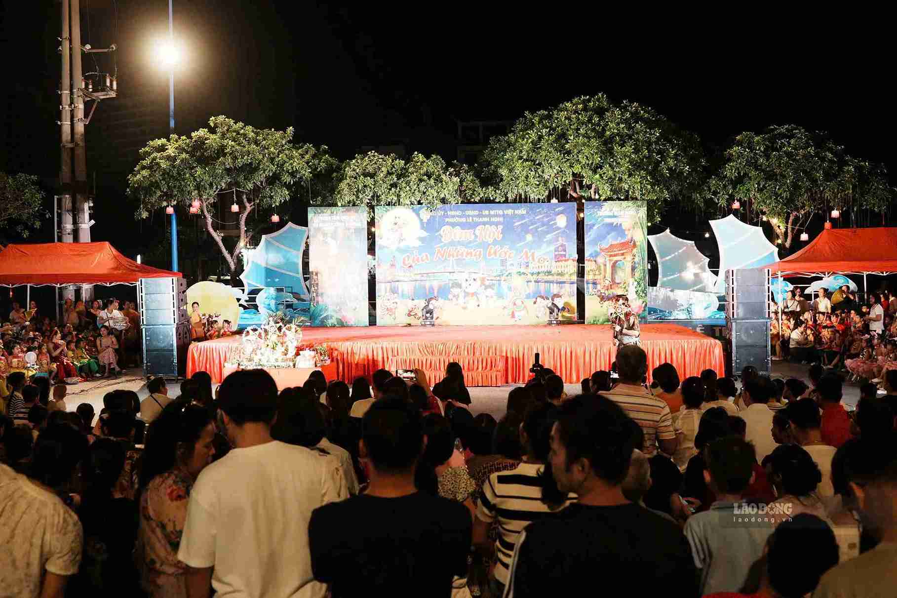 Bach Dang pedestrian street is bustling on weekends, young children enjoy Mid-Autumn Festival. Photo: Hai Minh