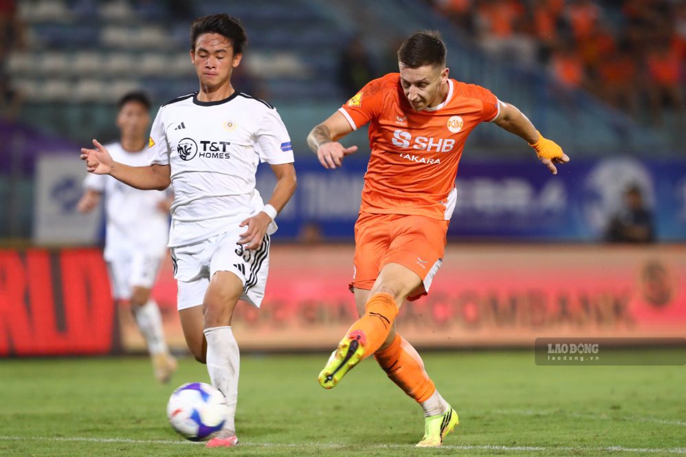 Hanoi (white shirt) was eliminated by Da Nang after a penalty shootout at the 2026-2027 National Cup. Photo: Minh Dan