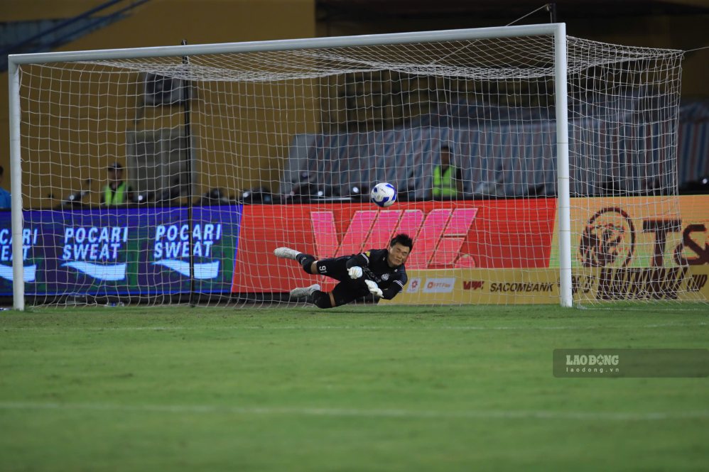 Bùi Tiến Dũng cản phá thành công 2 quả penalty của Hà Nội FC. Ảnh: Minh Dân