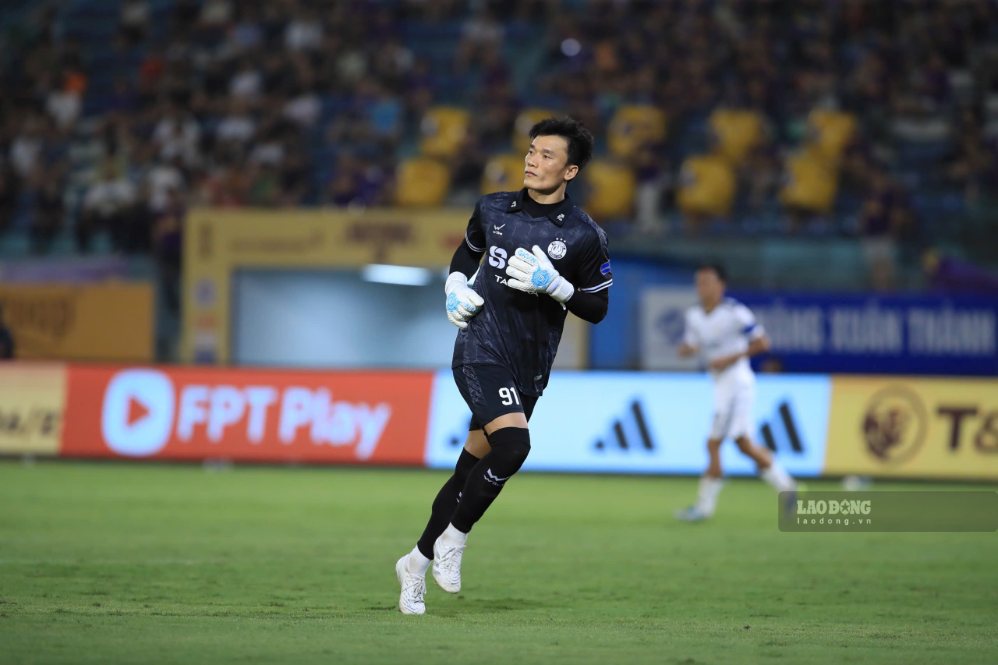 Goalkeeper Bui Tien Dung returns after 1 year of injury treatment. Photo: Minh Dan