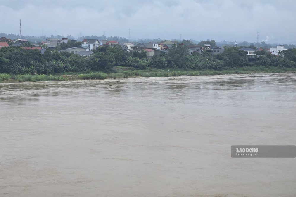 The water level of the Thao River (the main stream of the Red River) is continuing to drop. Photo taken in September 2026: To Cong