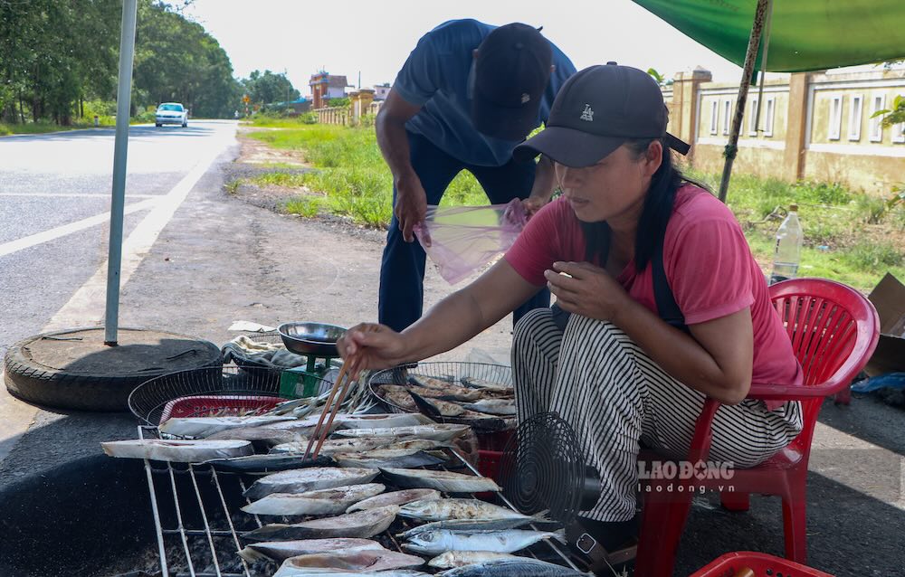 Nướng cá trên bếp than, người dân phải trở đều tay và liên tục, tránh cá bị cháy hay chính không đều. Ảnh: Hưng Thơ