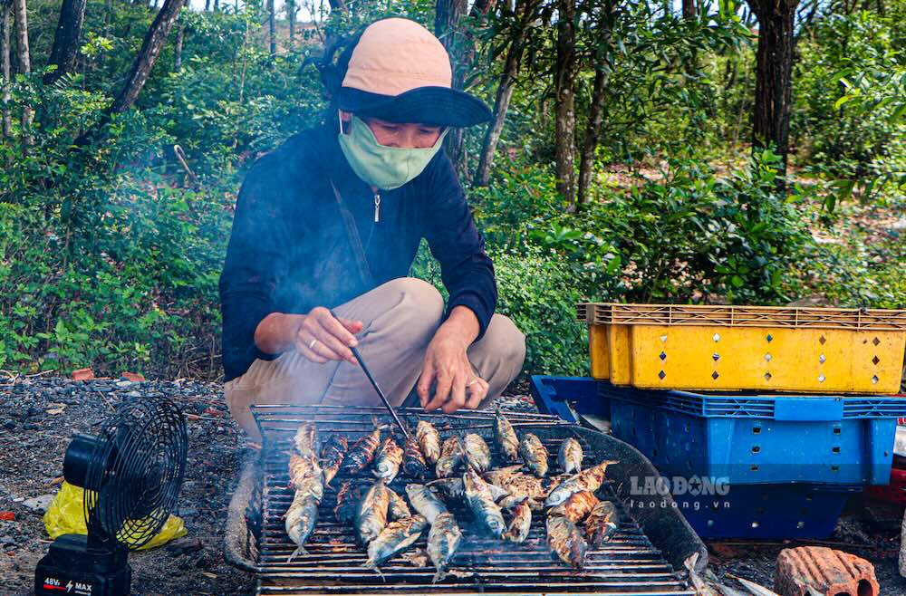 Recorded in September, the red-hot coal stoves along the coastal road became a stopover for many tourists when passing through Quang Tri. Photo: Hung Tho