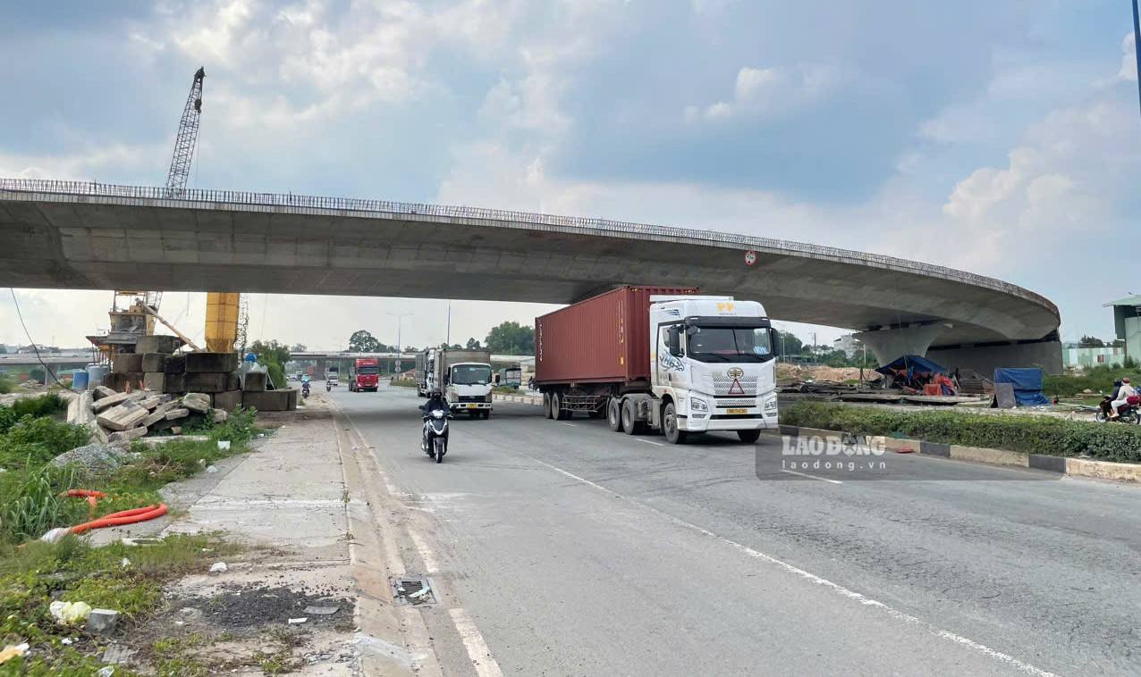 Reopening My Phuoc - Tan Van road for vehicles to circulate through Binh Chuan intersection. Photo taken on September 20. Photo: Dinh Trong