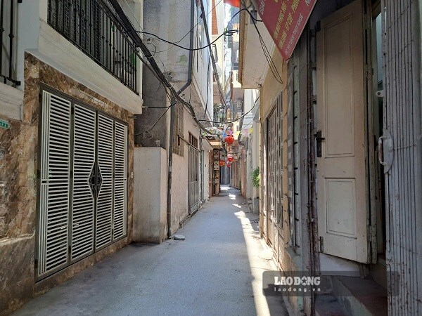 Many advertisements for houses in alleys appear with sharp price reductions. Photo: Binh Nguyen