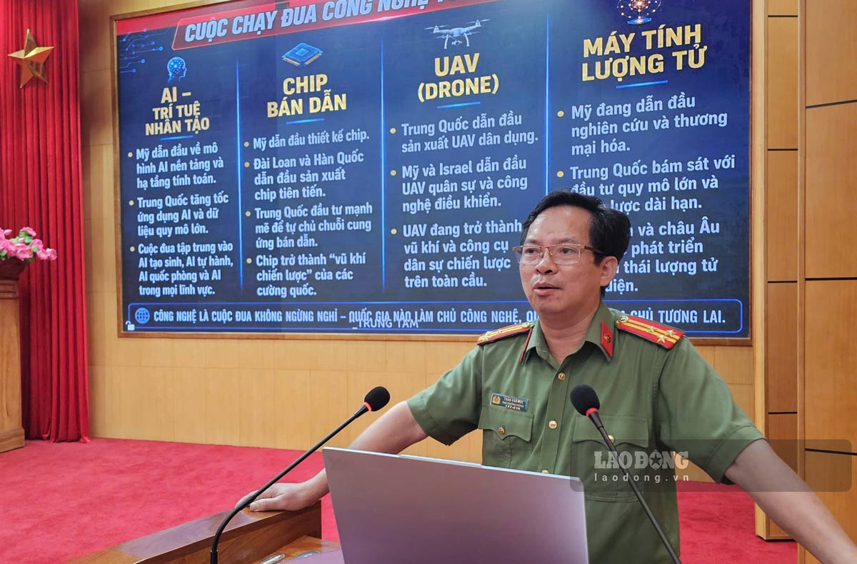 Cán bộ Công an thành phố Quảng Ninh thông tin về các xu hướng công nghệ trong buổi tuyên truyền bảo vệ bí mật nhà nước và bảo đảm an toàn trên không gian mạng cho cán bộ, đoàn viên, thanh niên do Thành đoàn Quảng Ninh tổ chức tháng 7.2026. Ảnh: Đoàn Hưng