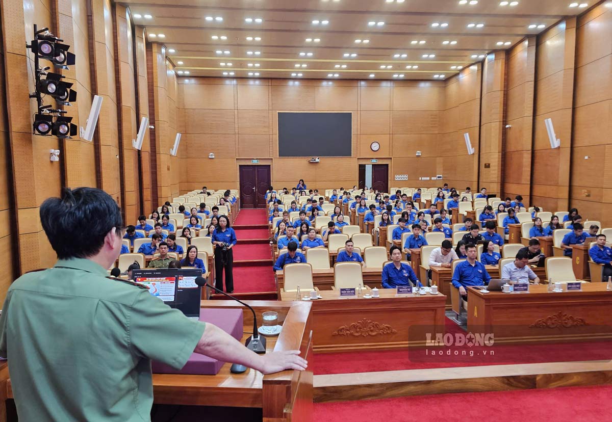 Quang Ninh City Police officers propagate specialized topics to raise awareness and skills in protecting state secrets and ensuring safety in cyberspace in the new situation for officers, union members, and youth (photo taken in July 2026). Photo: Doan Hung