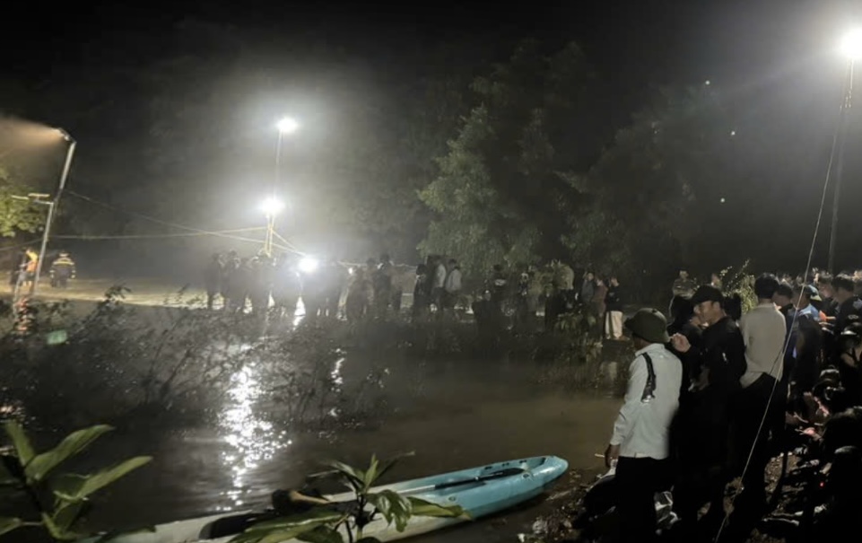 Functional forces search for H who was swept away by water on the night of September 20. Photo: Phong Nha Commune People's Committee
