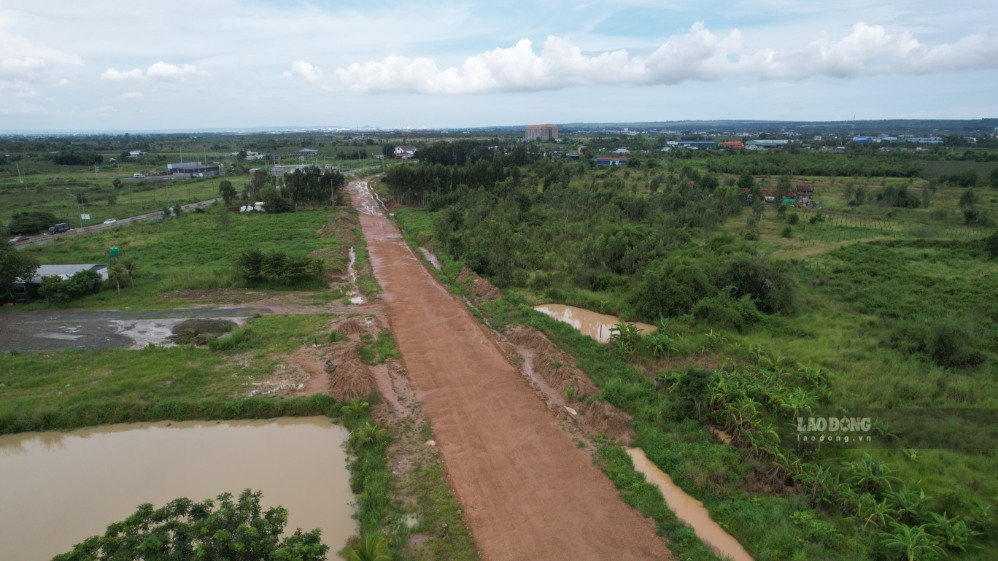The branch road to the Phan Thiet - Dau Giay expressway is under construction. Photo: Duy Tuan morning of September 21.