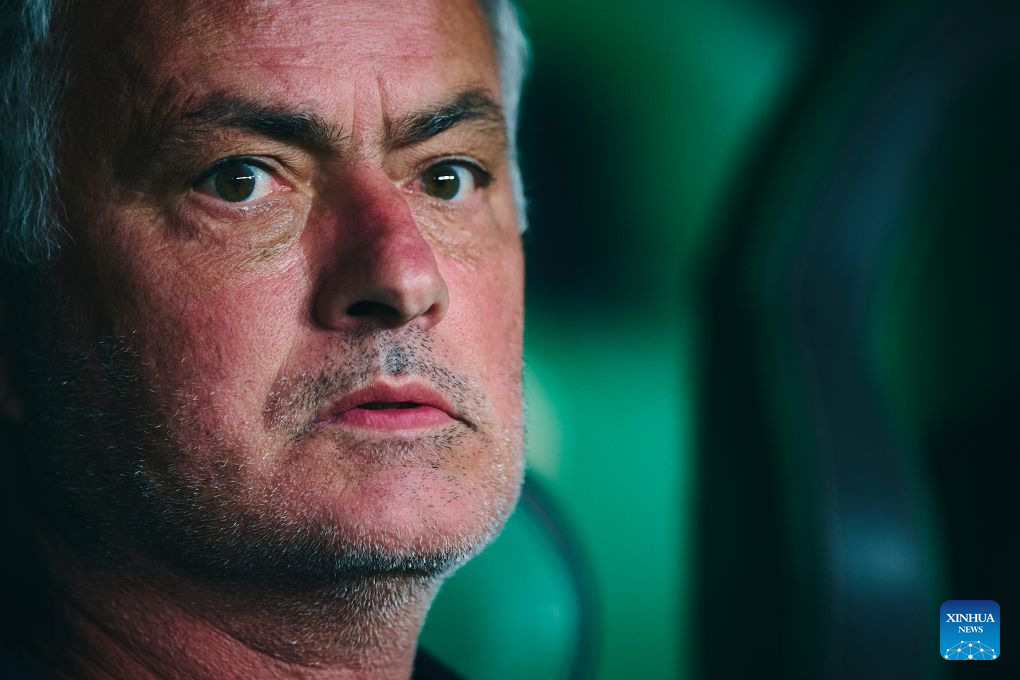 Jose Mourinho is not satisfied with the referee's decisions. Photo: Xinhua