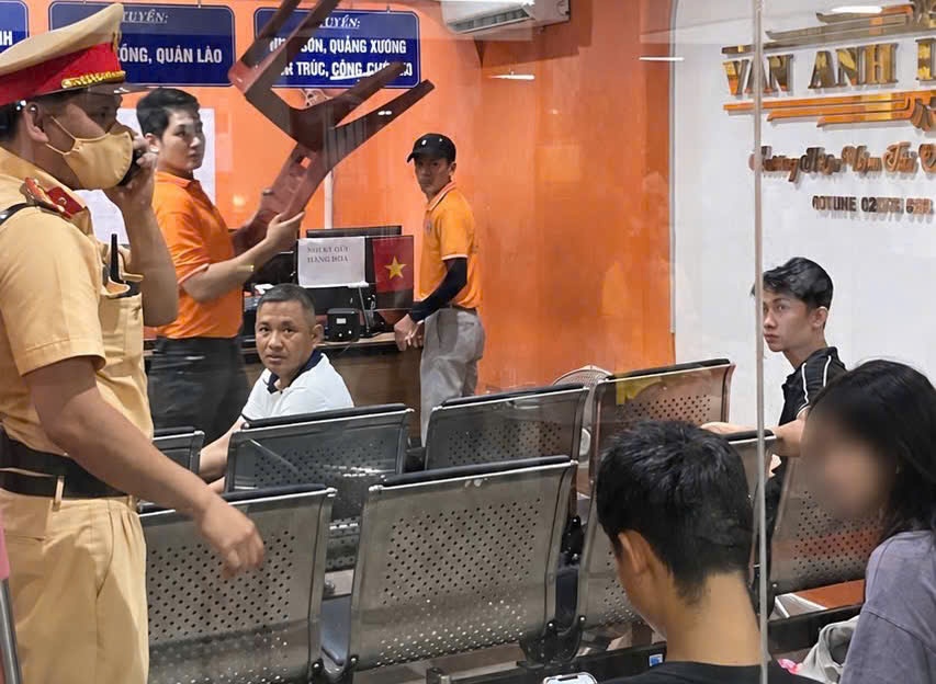 Traffic police tracked down a taxi and found a female student who had previously lost contact with her family. Photo: Hanoi Traffic Police Department