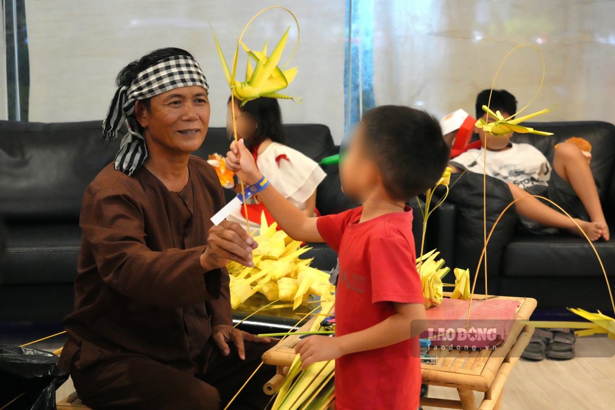 Nhiều em thiếu nhi thích thú