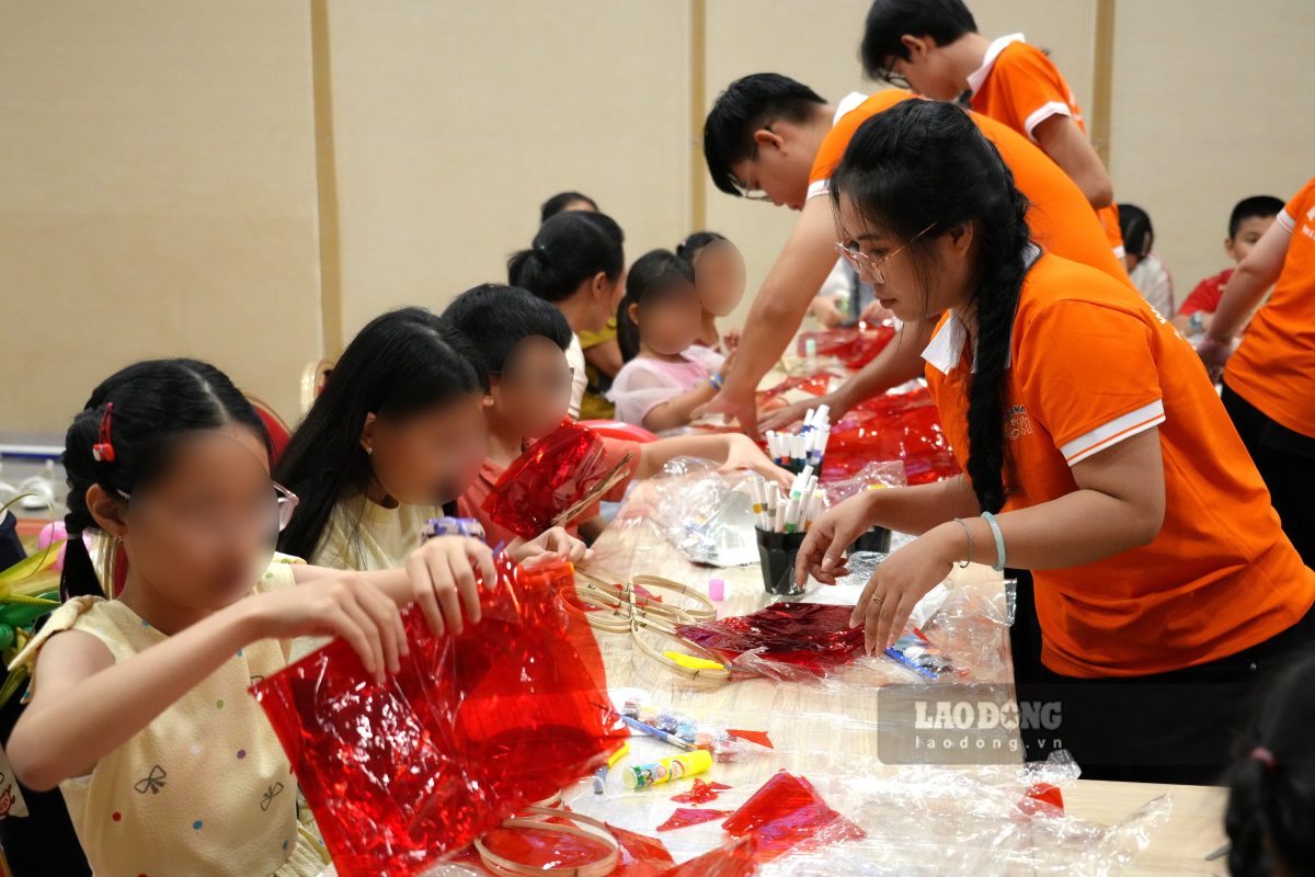 Children are guided to make fun Mid-Autumn lanterns themselves on the evening of September 20. Photo: Thanh An