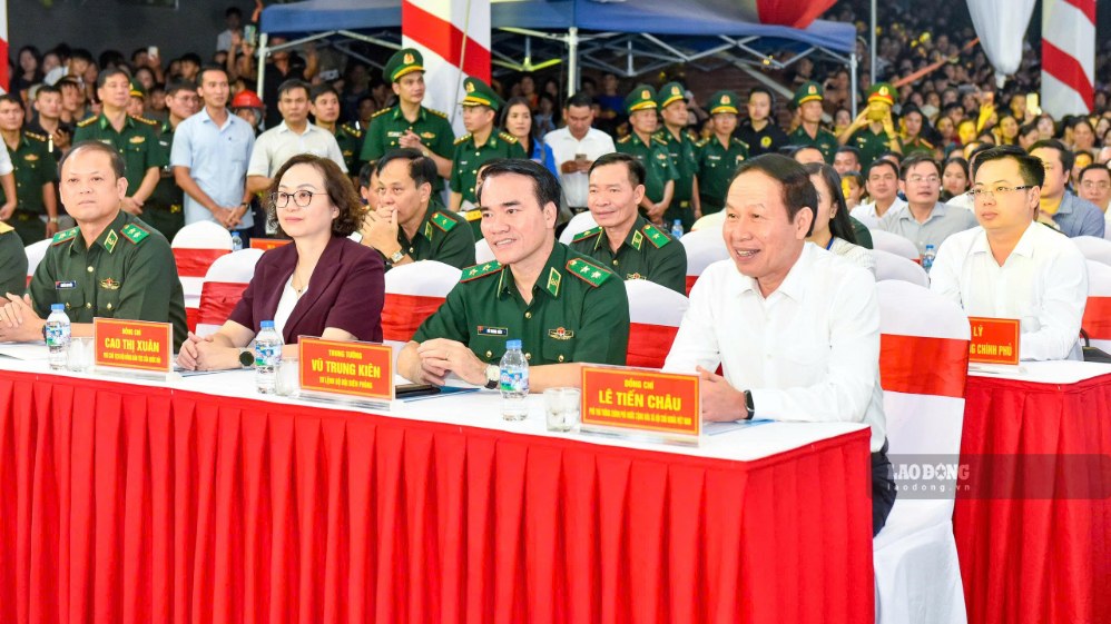 El Viceprimer Ministro Lê Tiến Châu asiste al programa del Festival del Medio Otoño con jóvenes de la región fronteriza en la noche del 20 de septiembre. Foto: Trần Lâm