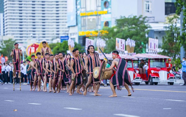 Actuación de gongs en las calles de Quy Nhơn, Gia Lai. Foto: Dũng Nhân