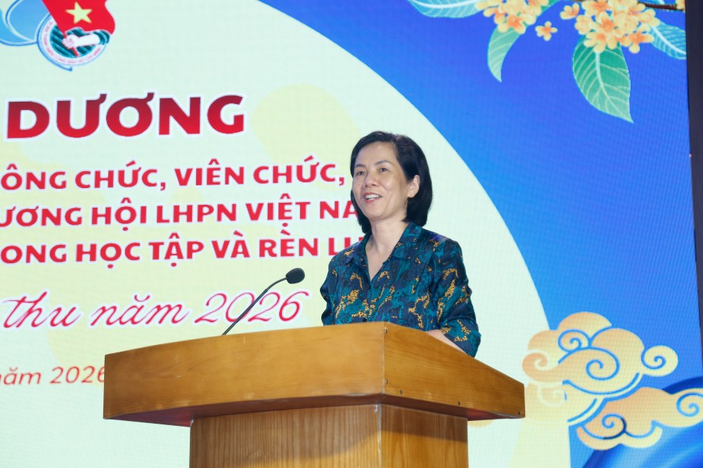 Vice President of the Vietnam Women's Union Nguyen Thi Minh Huong praised the extremely impressive academic achievements of students in the past school year on the occasion of the Mid-Autumn Festival. Photo: Vietnam Women's Union