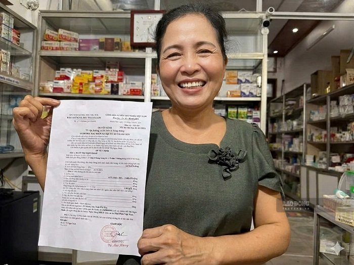People are excited to receive the decision to receive monthly pensions after paying voluntary social insurance. Photo: Thuy Thu
